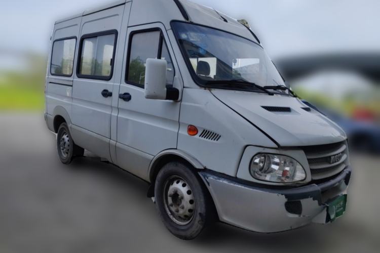 Used Iveco Power Daily 2017 2.5T Classic A32 Mid-Roof 6-7 Seater Bus 47Z5 Front Right 45 Deg