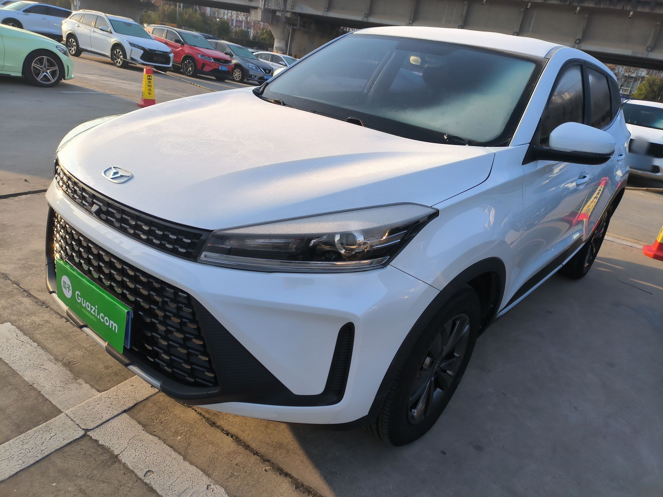 Под передней частью автомобиля