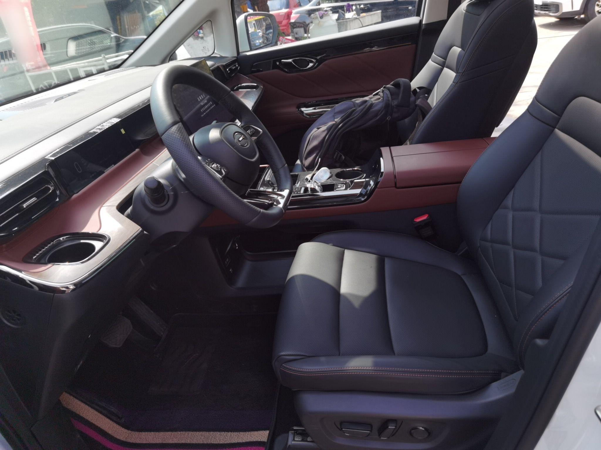 المقاعد الأمامية داخل السيارة