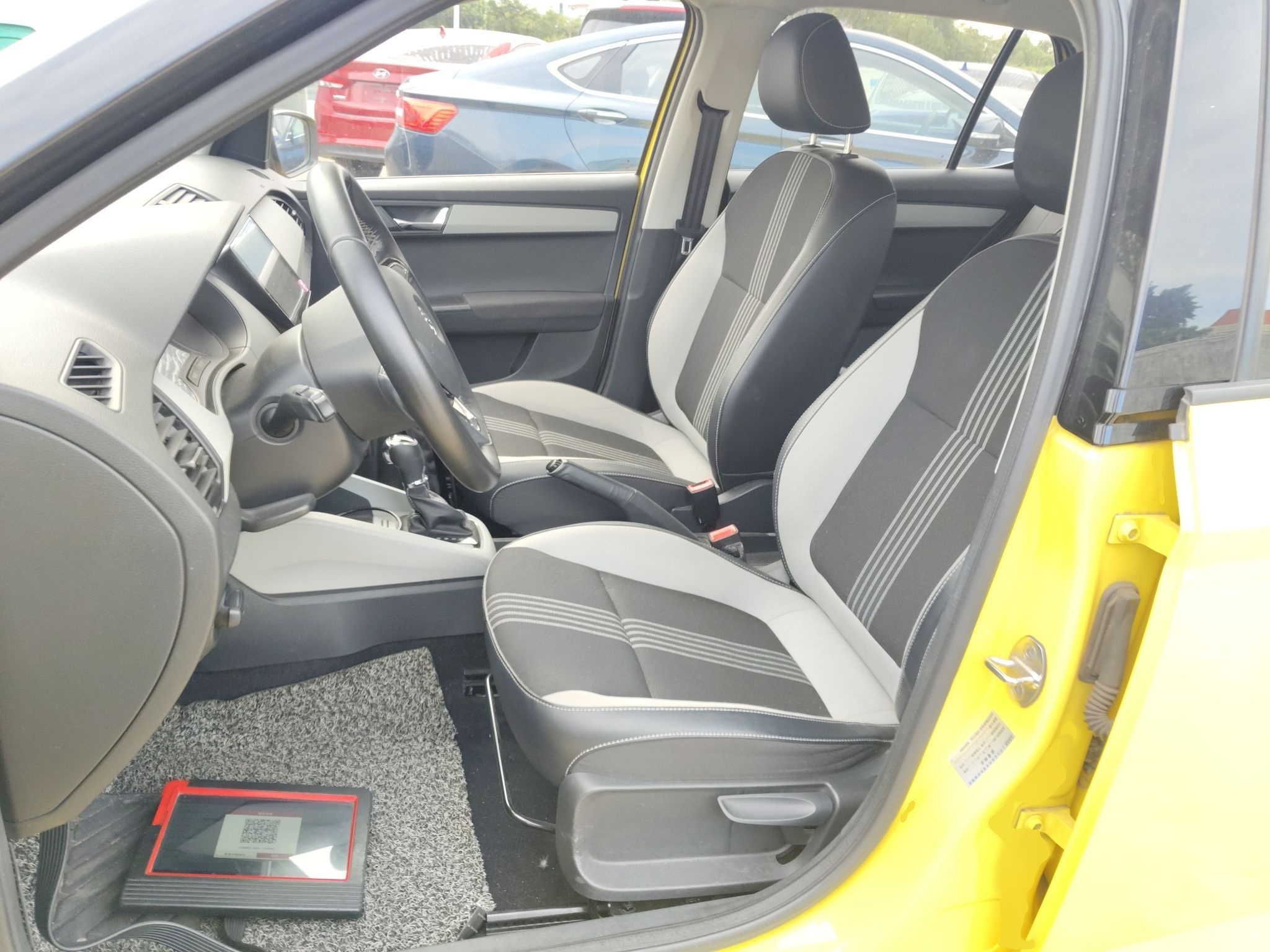 المقاعد الأمامية داخل السيارة