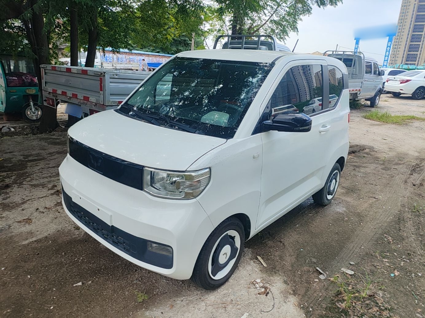Под передней частью автомобиля