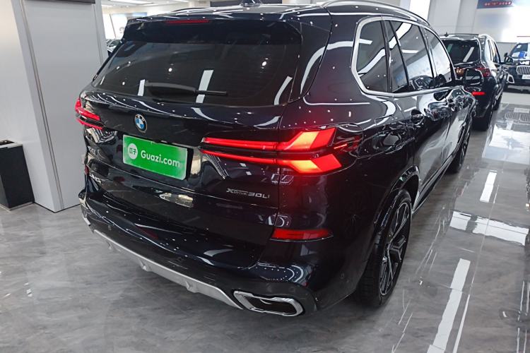 Used BMW X5 2023 xDrive 30Li Luxury M Sport Package Rear Right 45 Deg