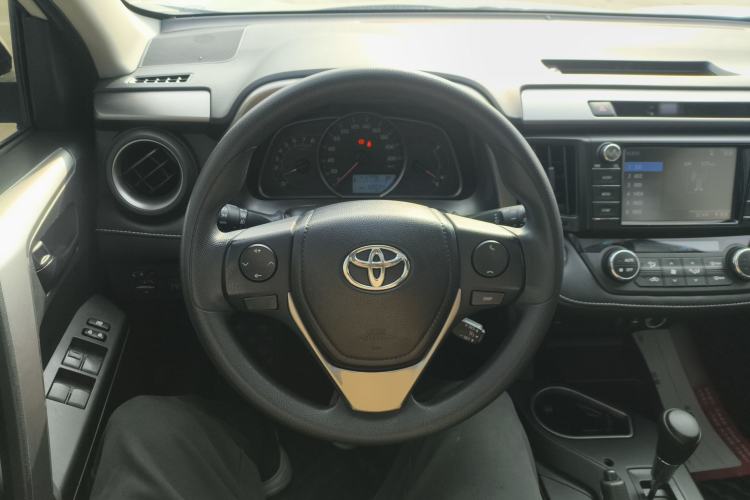 Used Toyota RAV4 2016 2.0L CVT Two-Wheel Drive Fashion Edition China V Standard
