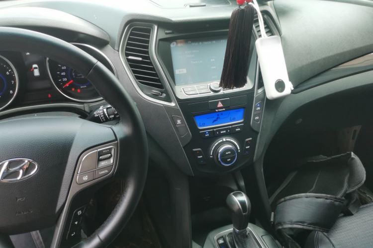 Used Hyundai Santa Fe 2013 2.4L Automatic Two-Wheel Drive Smart Version Center Console