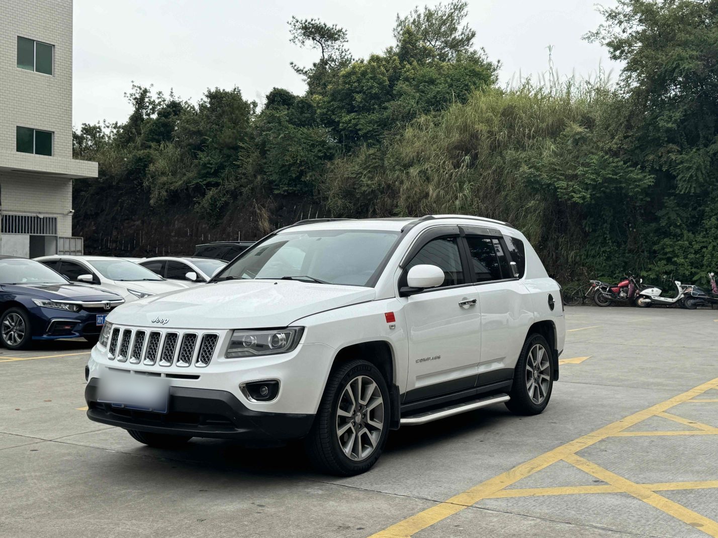 Под передней частью автомобиля