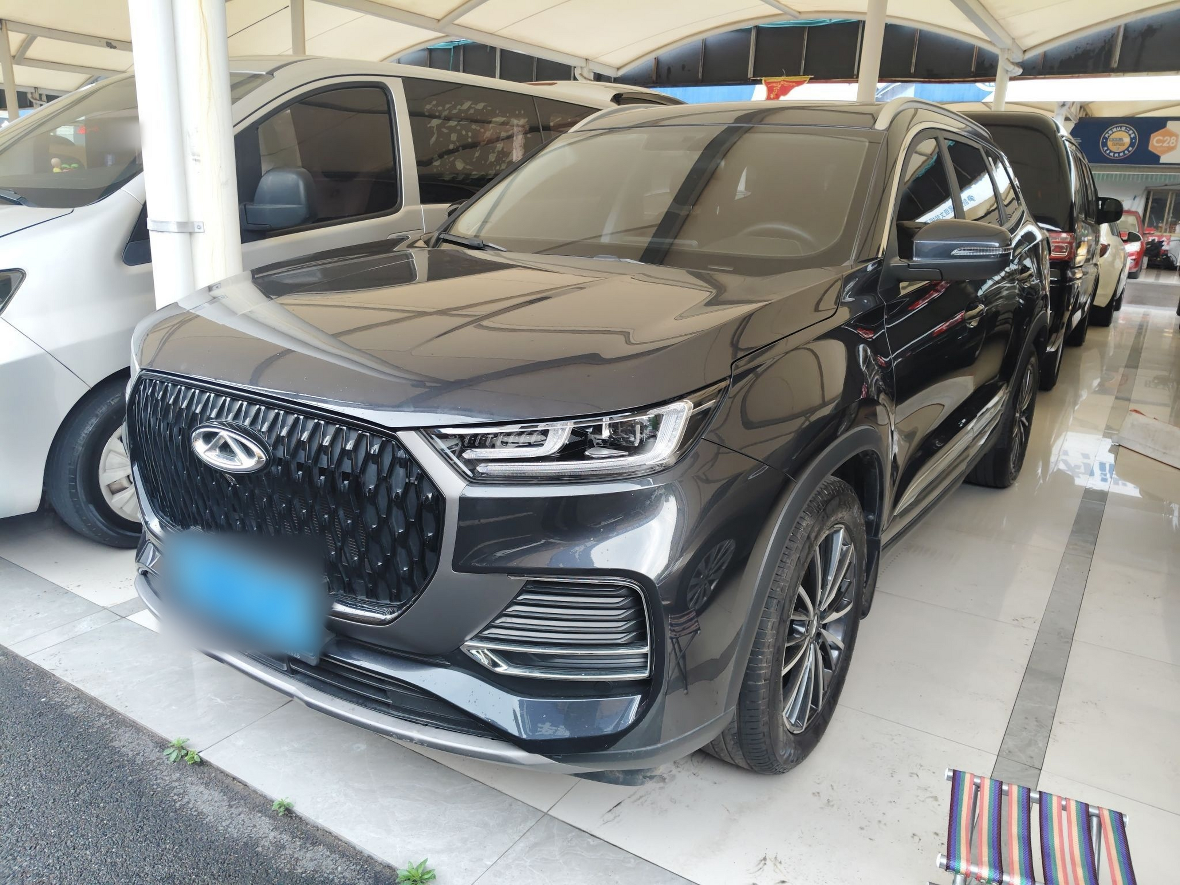 تحت مقدمة السيارة