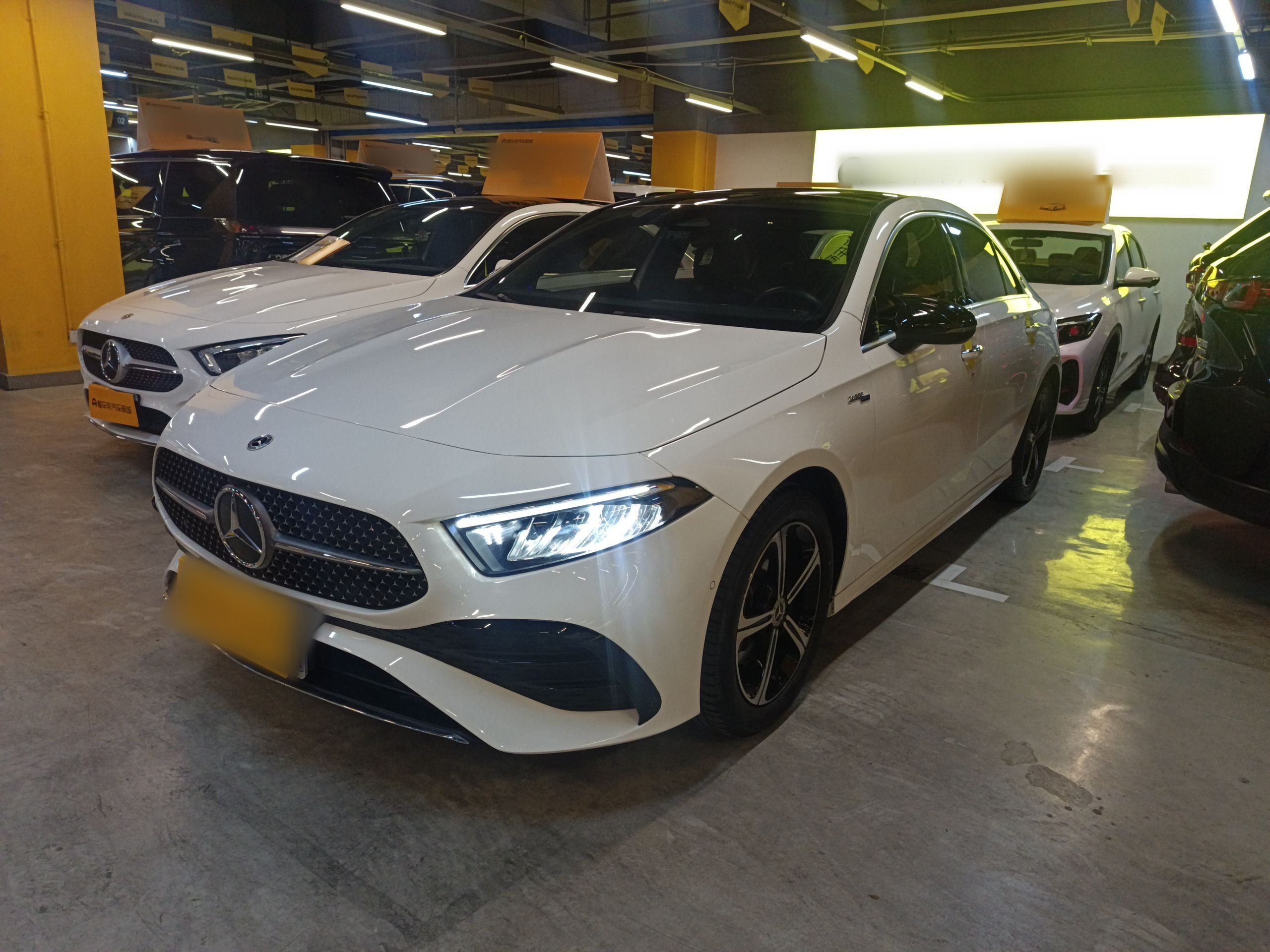 تحت مقدمة السيارة