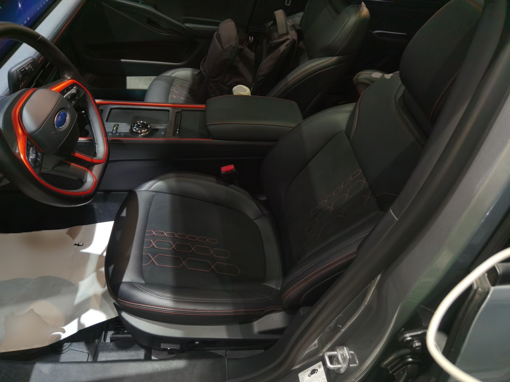 المقاعد الأمامية داخل السيارة