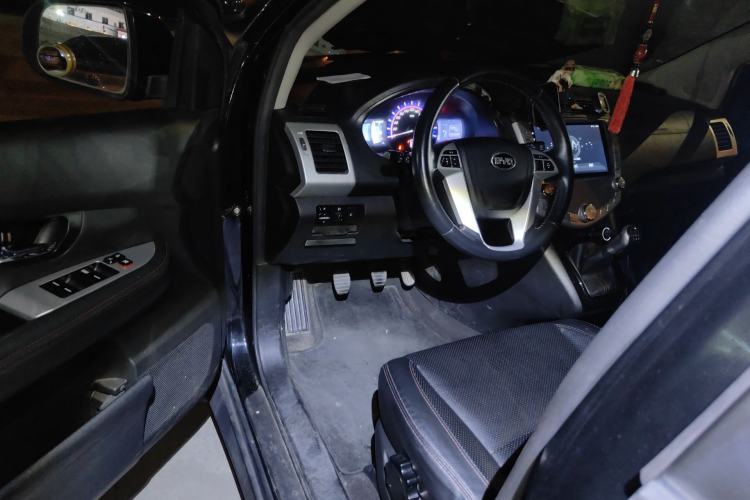 Used BYD S6 2014 2.0L Manual Luxury 7-Seater Driver Seat