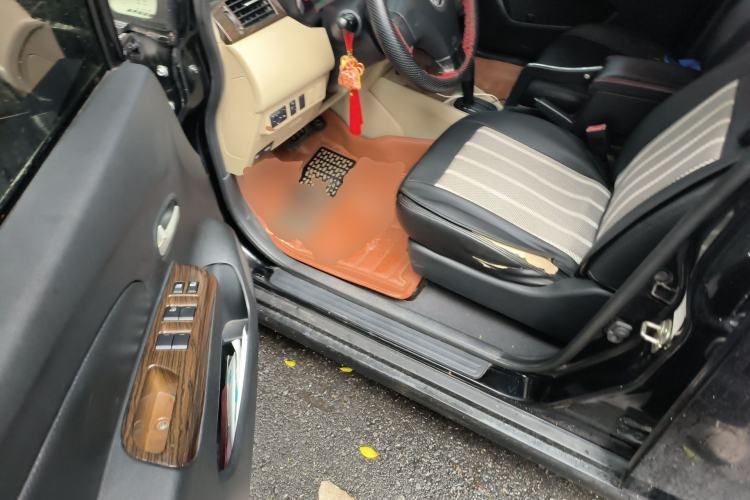 Used Venucia R50 2014 1.6L Automatic Splendid Edition