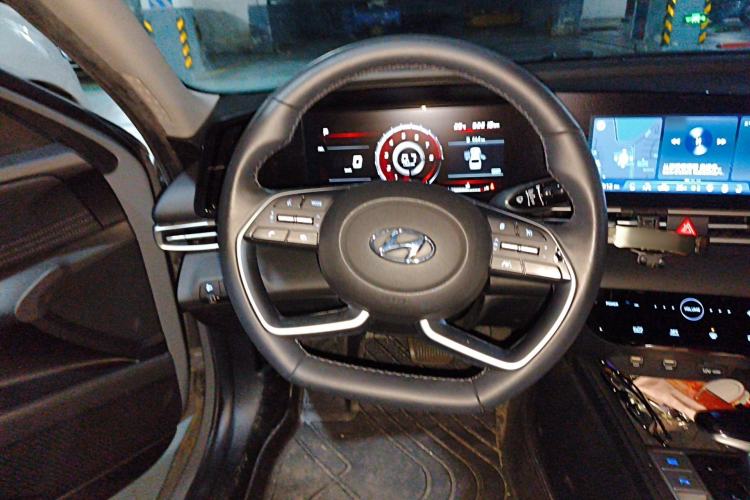 Used Hyundai Elantra 2022 1.5L CVT LUX Prestige Edition Steering Wheel