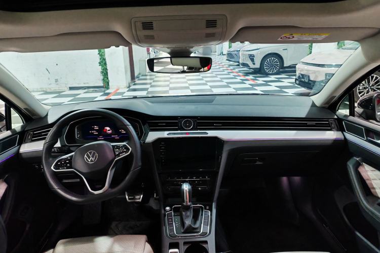 Used Volkswagen Magotan 2024 2 Million Units Zhongxiang Version 330TSI DSG Luxury Edition Interior 1