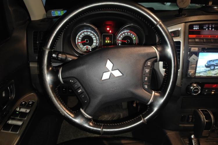 Used Mitsubishi Pajero 2015 3.0L Automatic Luxury Version China IV Standard
