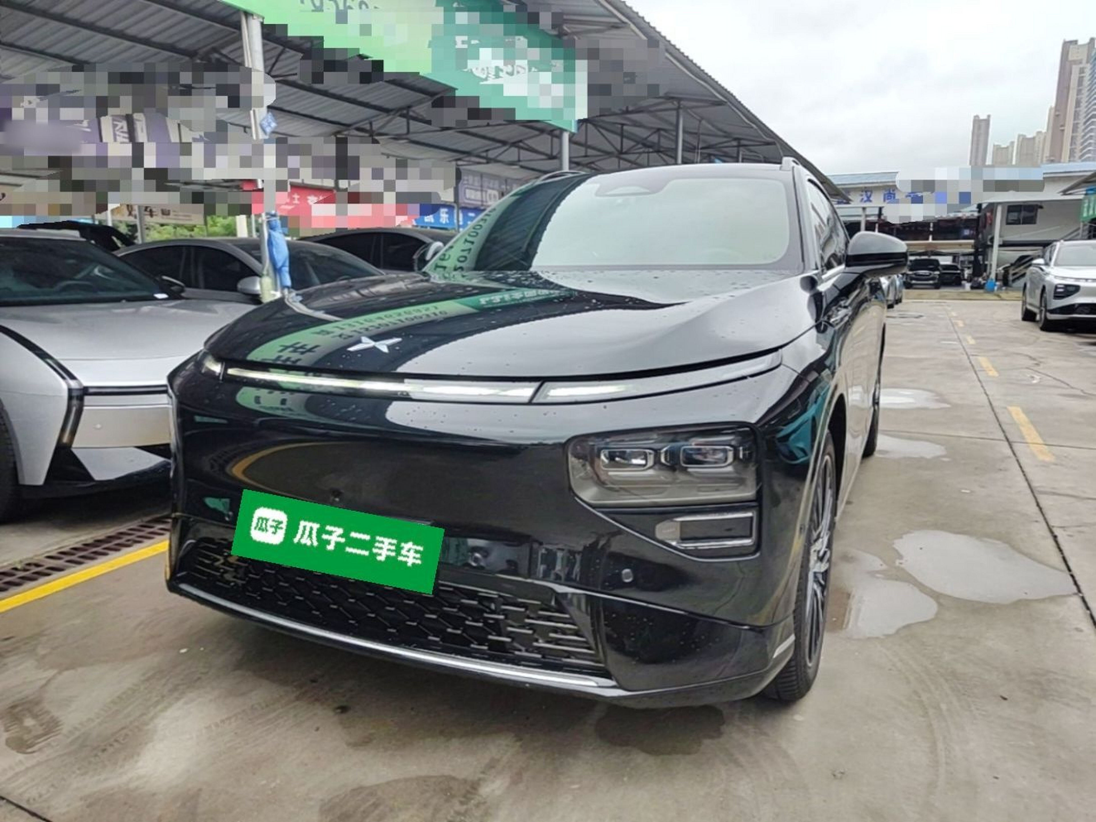 Unter der Vorderseite des Autos