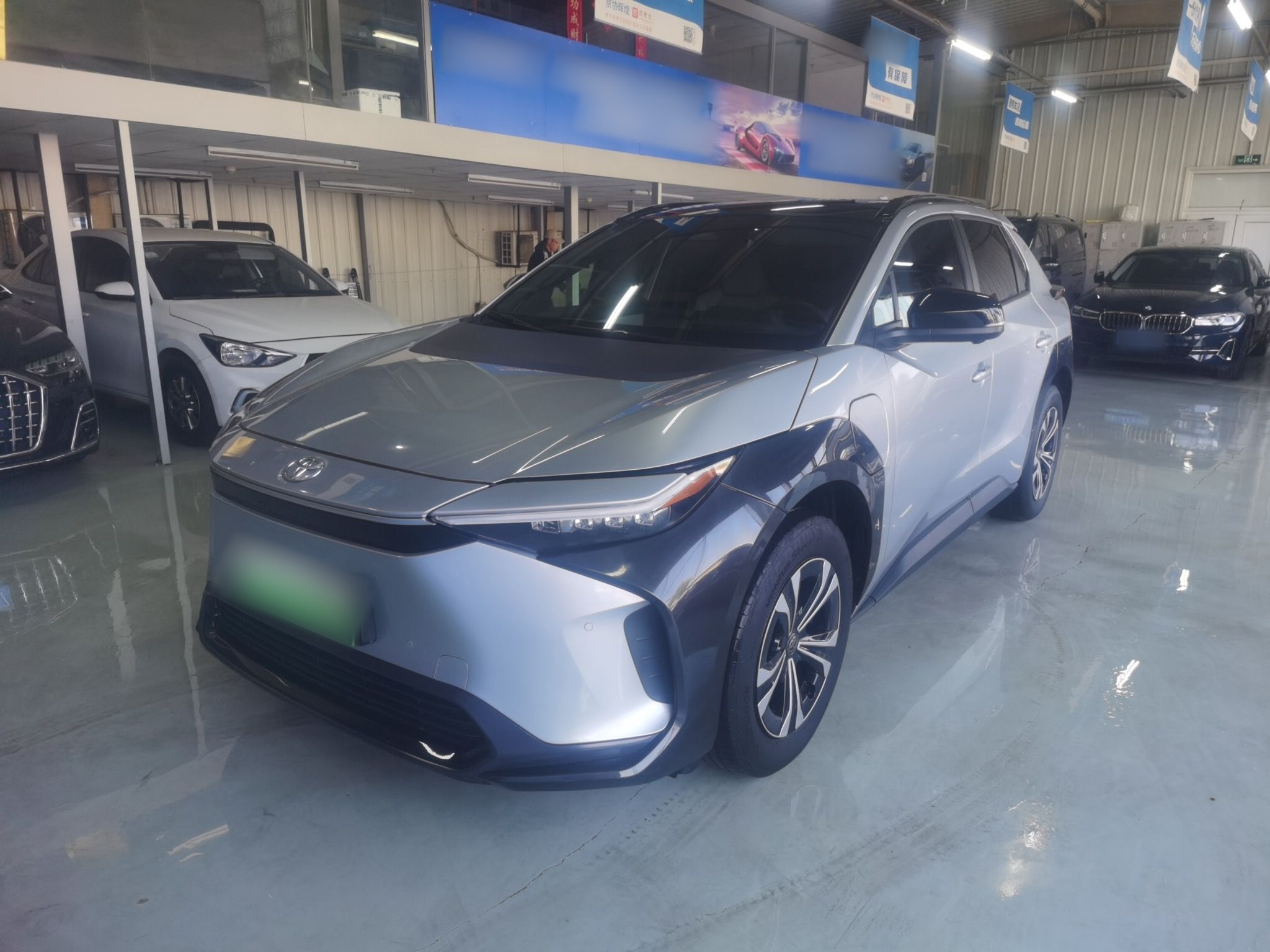 تحت مقدمة السيارة