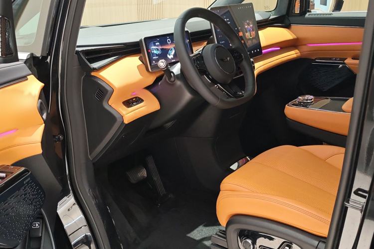 Used Geely Galaxy LEVC L380 2024 140-Degree 6-Seater All-Wheel-Drive Ultra