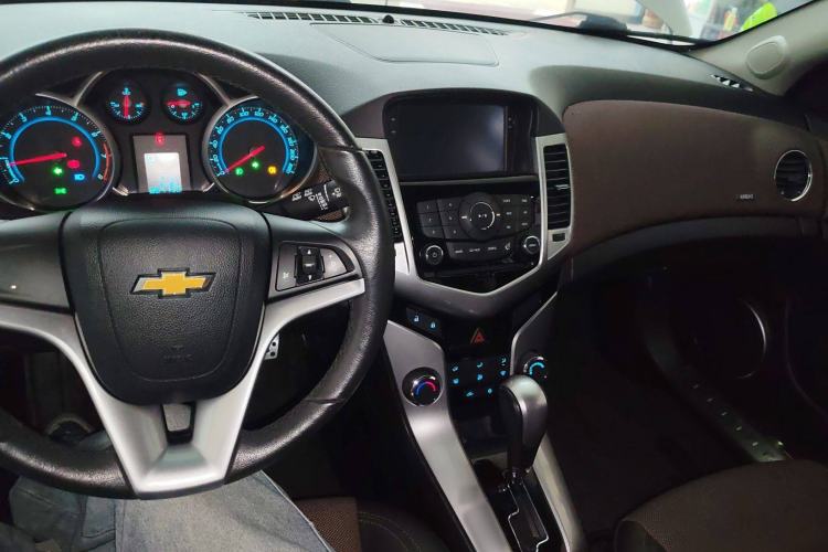 Used Chevrolet Cruze 2015 Hatchback 1.6L Automatic Comfort Edition
