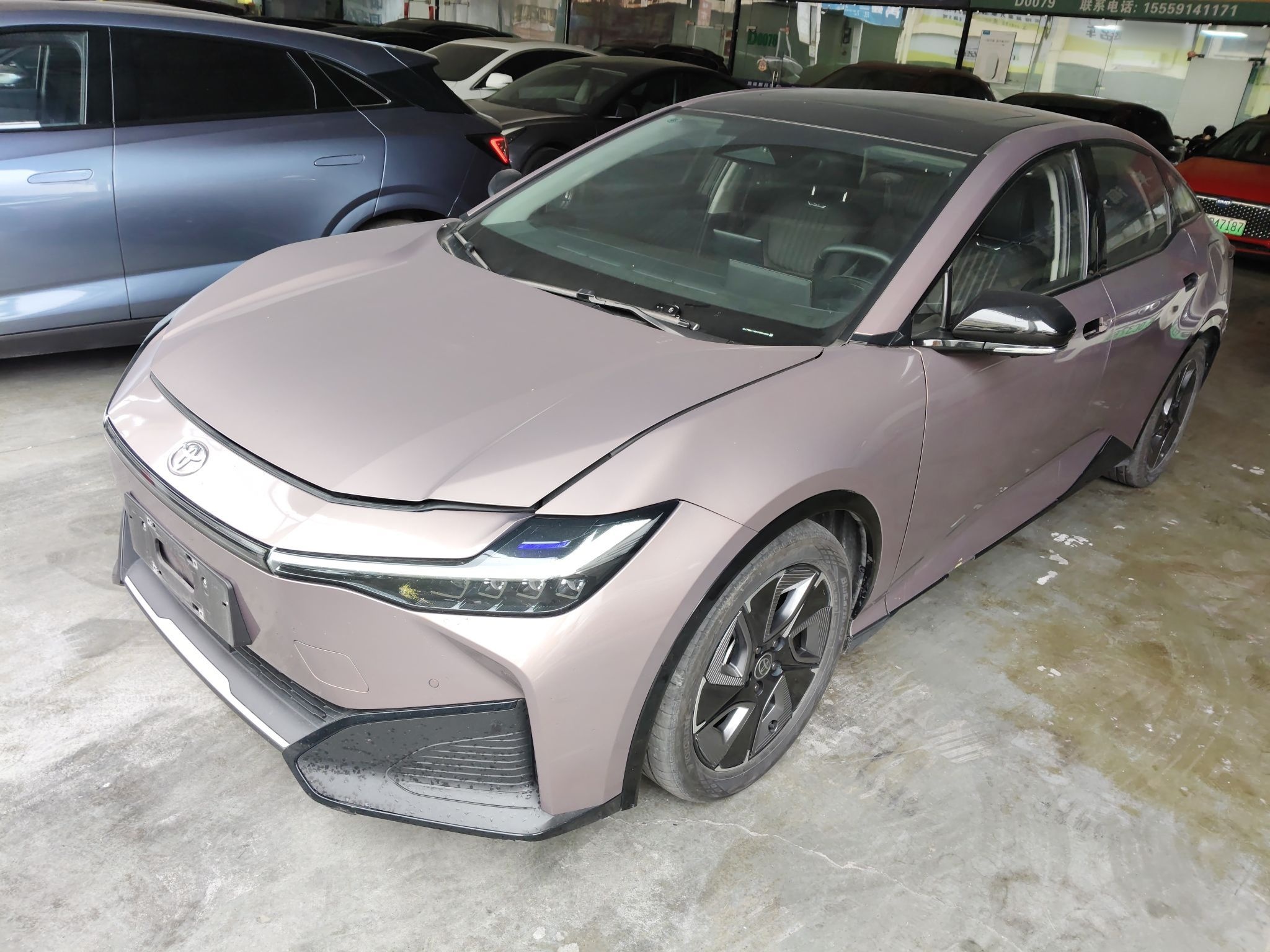 Под передней частью автомобиля