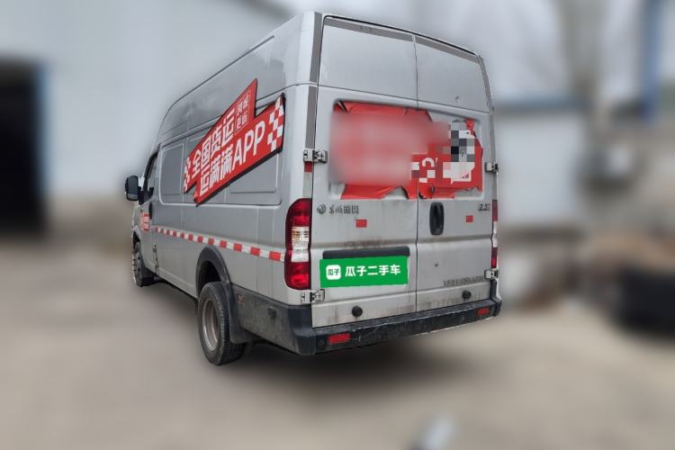 Used Dongfeng Yufeng 2023 V9+ 2.3T Manual Rear-Drive Cargo Van with Dual Rear Tires 3-Seater