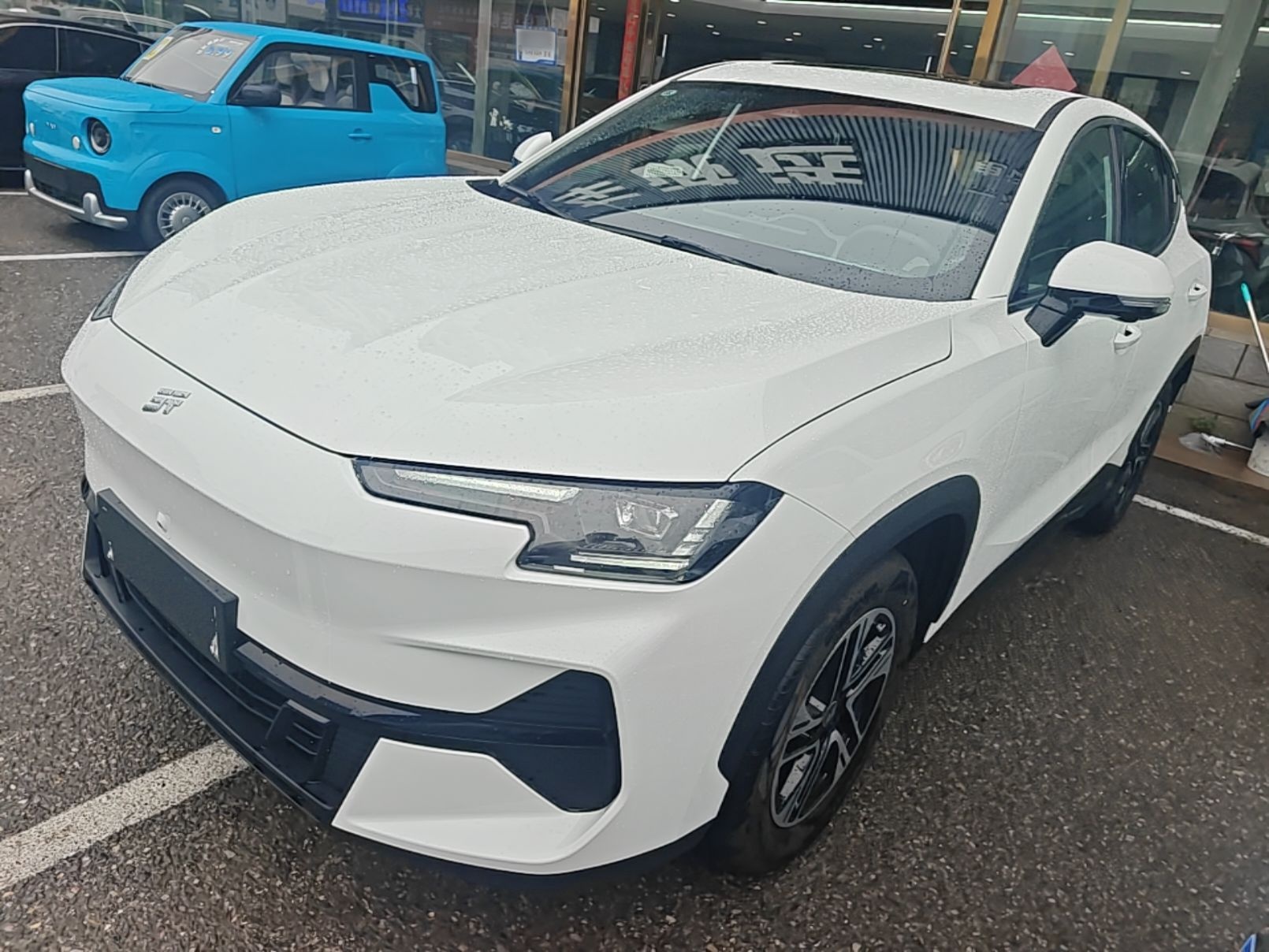 Unter der Vorderseite des Autos