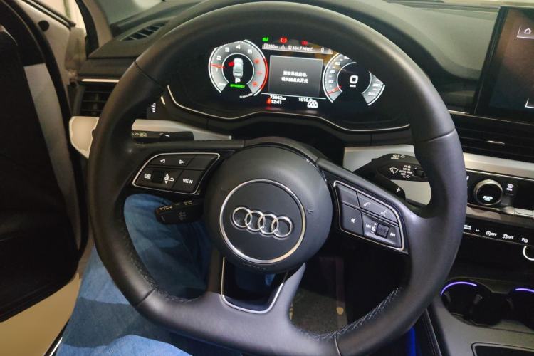 Used Audi A4L 2022 40 TFSI Luxury Dynamic Model Steering Wheel
