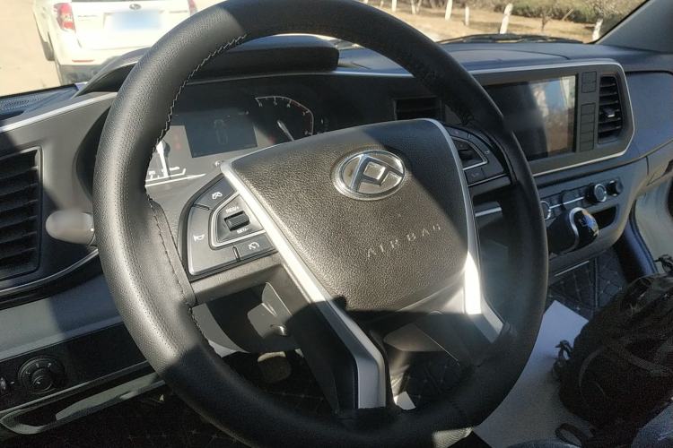 Used SAIC MAXUS Xintu V80 2025 PRO Aoyuntong 2.0T Manual Short Wheelbase Ultra-Low Roof 5/6-Seater
