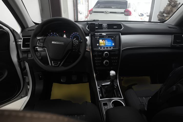 Used Haval H2 2018 Chuanxiang Edition 1.5T Manual Two-Wheel Drive Fashion Model China V Standard Center Console