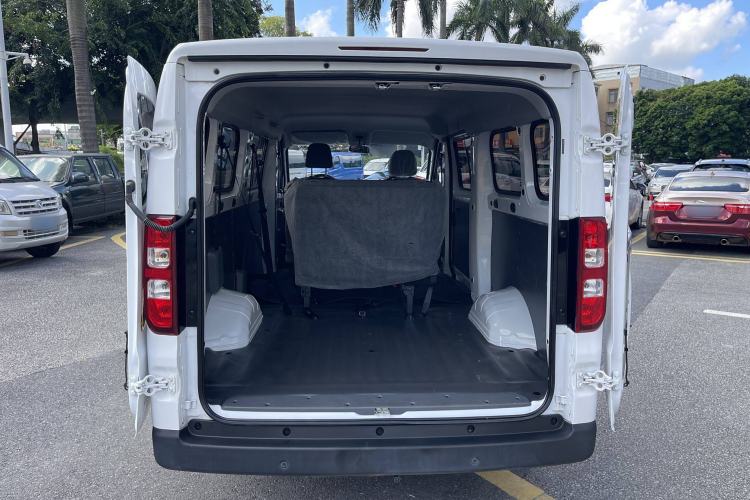 Used Wuling Yangguang 2024 300KM Comfort Version Passenger Van 75kW