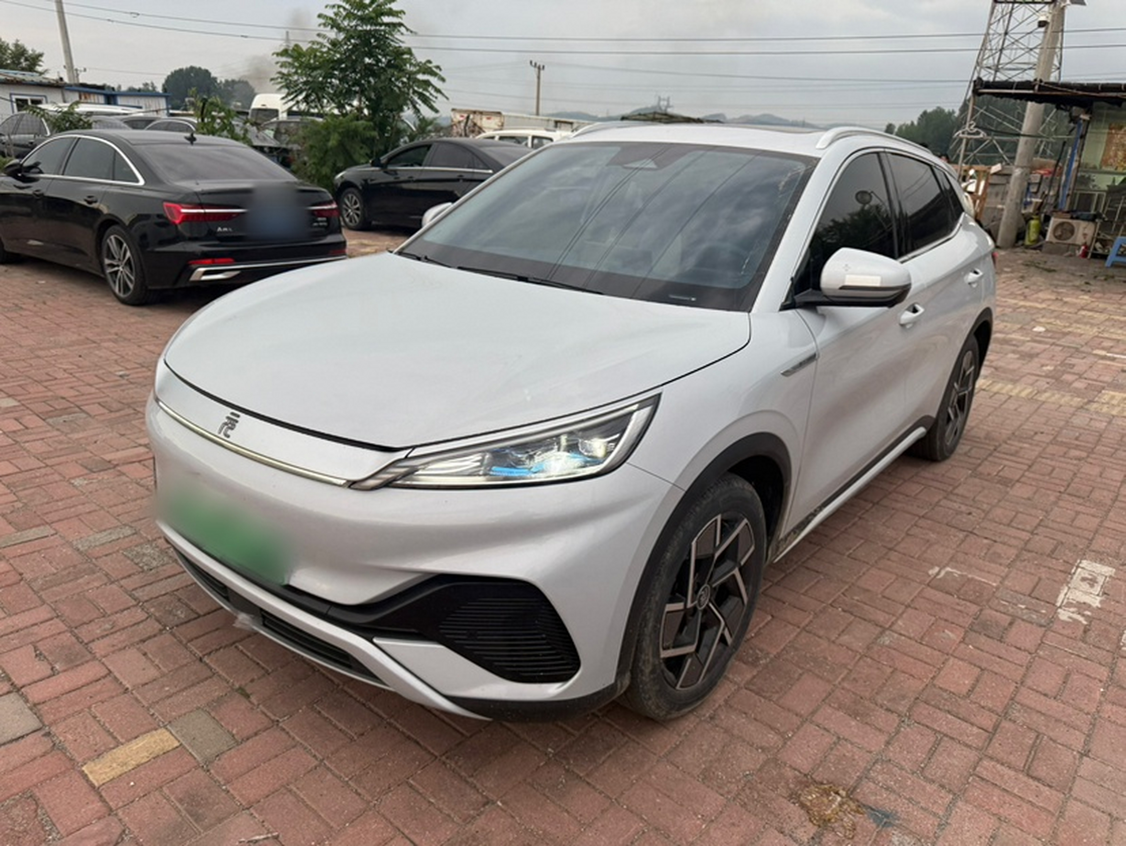 Под передней частью автомобиля