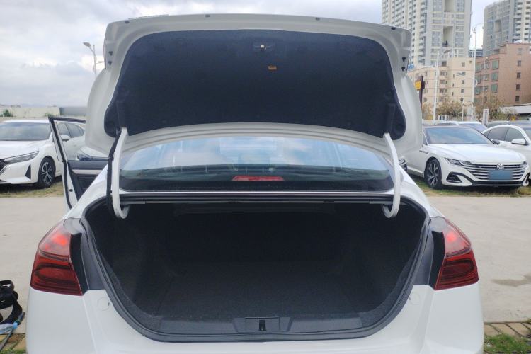 Used Geely Auto Emgrand 2019 Leading Edition 1.5L Manual Luxury Model China VI Standard Trunk