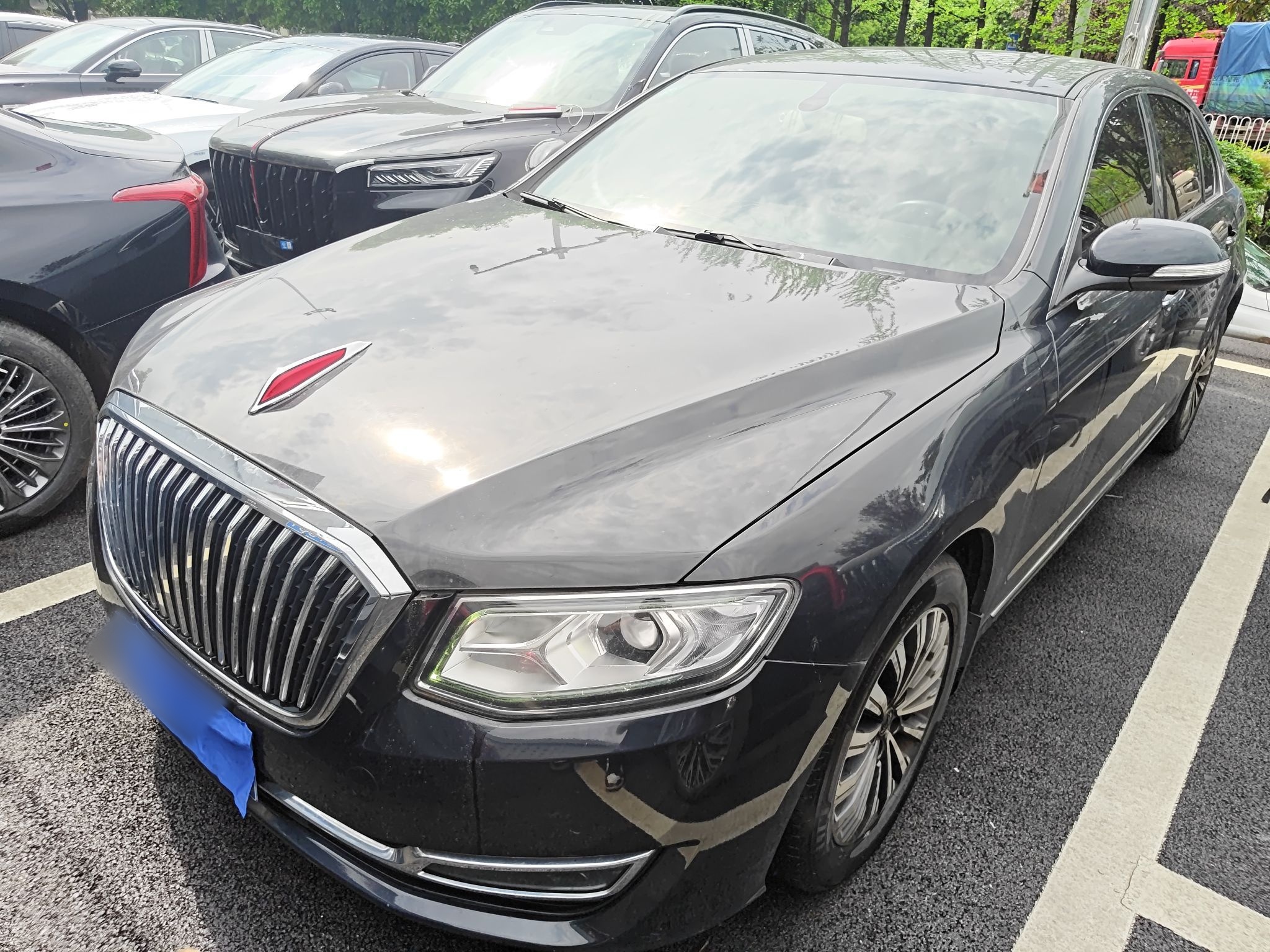 تحت مقدمة السيارة