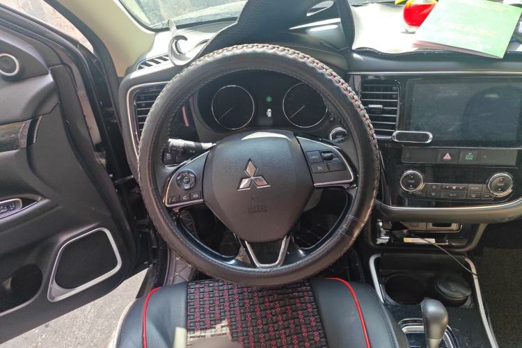 Used Mitsubishi Outlander 2019 2.0L Two-Wheel Drive Comfort Edition 5 Seats China VI Standard Steering Wheel