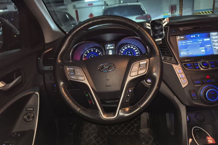 Used Hyundai Santa Fe 2013 Revised Version 2.4L Automatic All-Wheel Drive Luxury Trim
