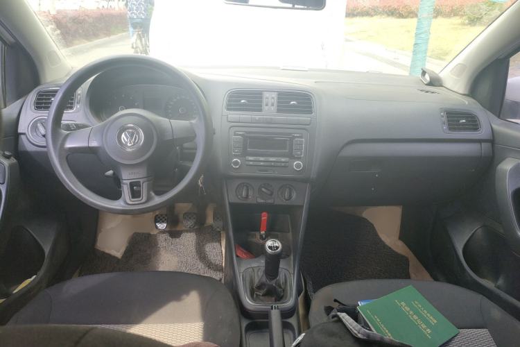 Used Volkswagen Polo 2011 1.4L Manual ZhiLe Edition Center Console