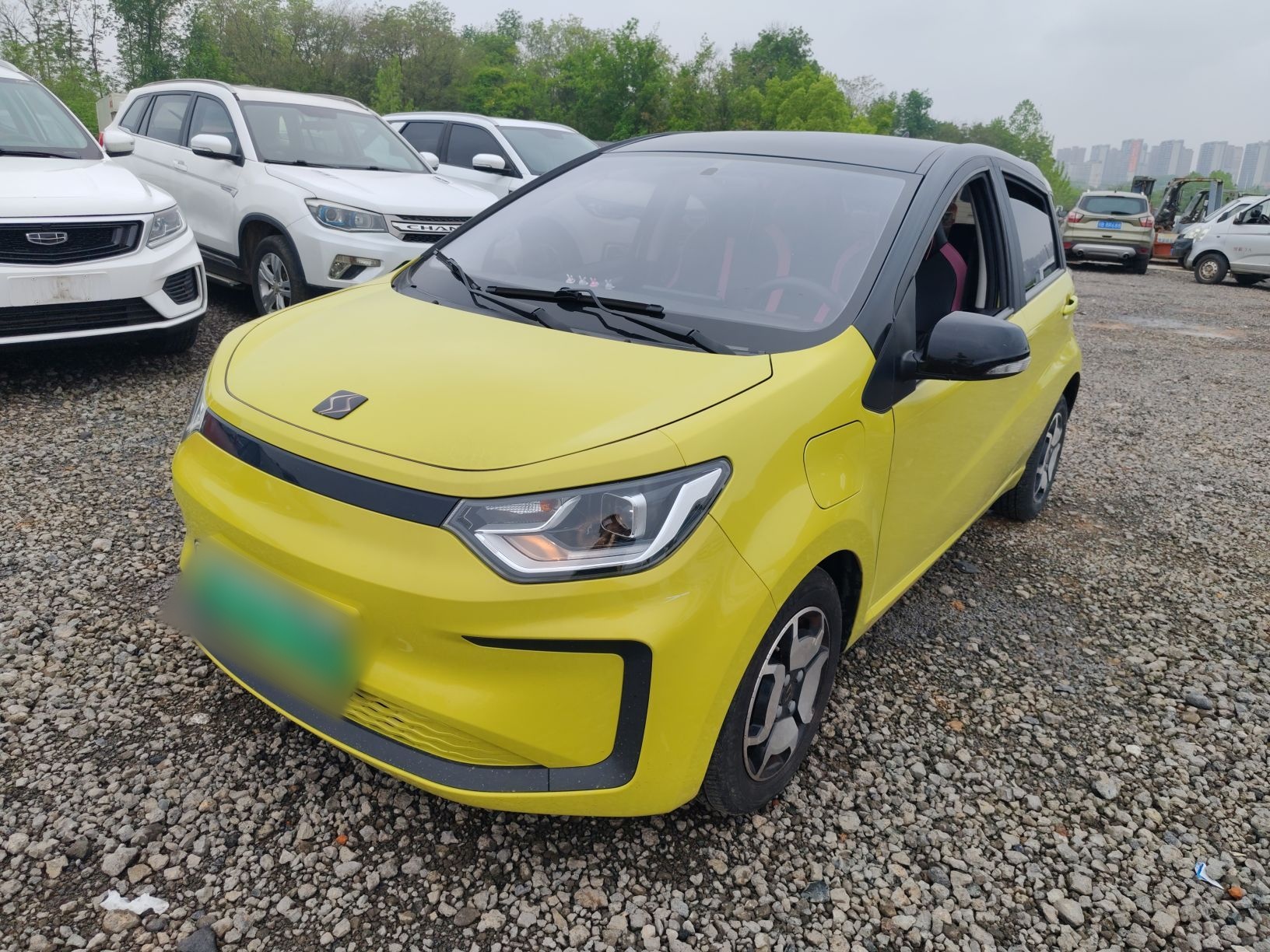 تحت مقدمة السيارة