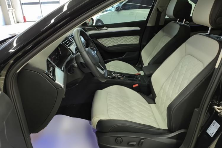 Used Volkswagen Magotan 2023 2 Million Units Commemorative Edition 330TSI DSG Luxury Version Left Front Seat