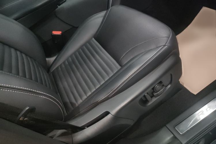 Used Land Rover Discovery 2021 360 PS R-Dynamic SE Right Front Seat