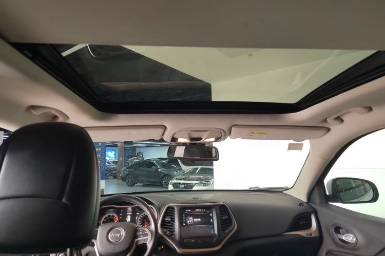 Used Jeep Cherokee 2016 2.0L Superior Edition
