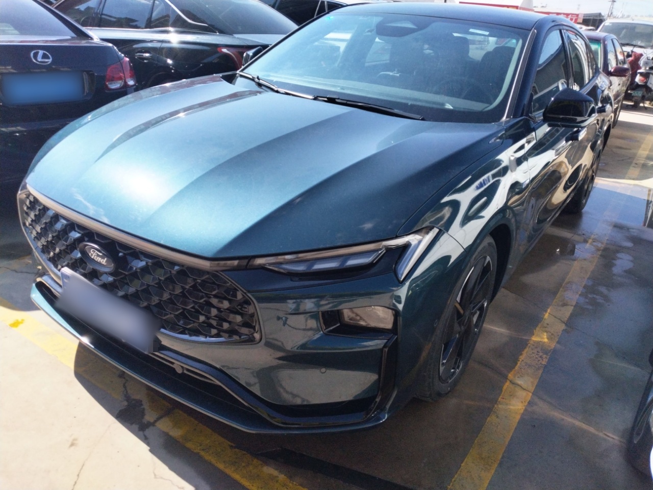 Под передней частью автомобиля