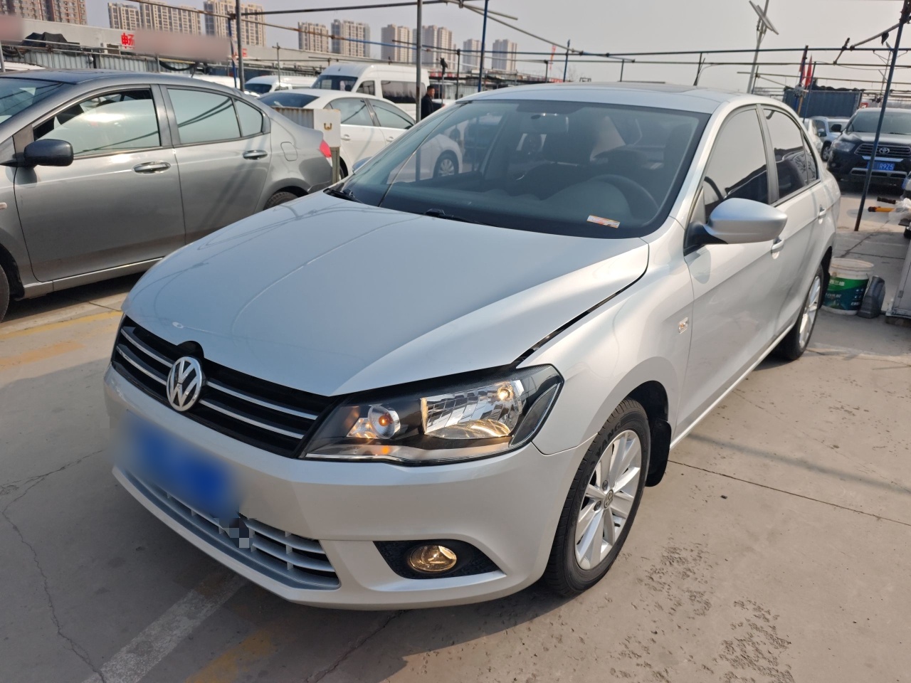 تحت مقدمة السيارة