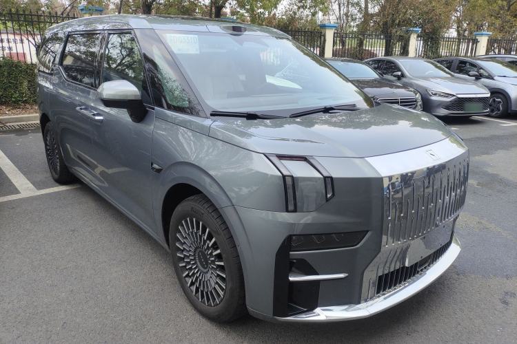 Used Zeekr 009 2024 Six-Seat Executive Version 4WD 108 kWh Front Right 45 Deg