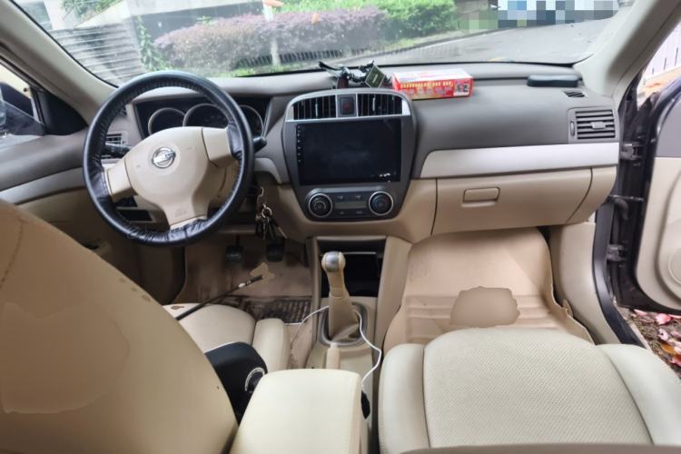 Used Nissan Sylphy 2012 Classic 1.6XE Manual Comfort Edition Center Console