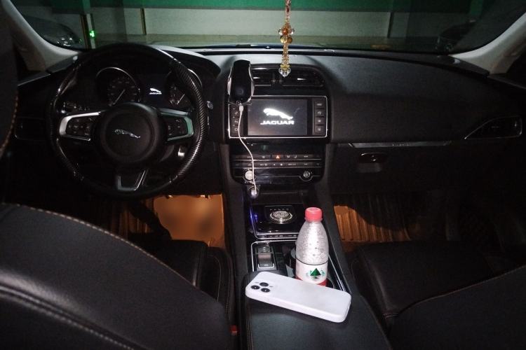 Used Jaguar F-PACE 2018 2.0T Four-Wheel Drive Urban Luxury Edition Center Console