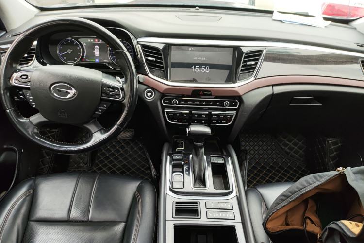 Used GAC Trumpchi GS8 2017 320T Two-Wheel Drive Luxury Smart Connectivity Version (7 Seats) Center Console