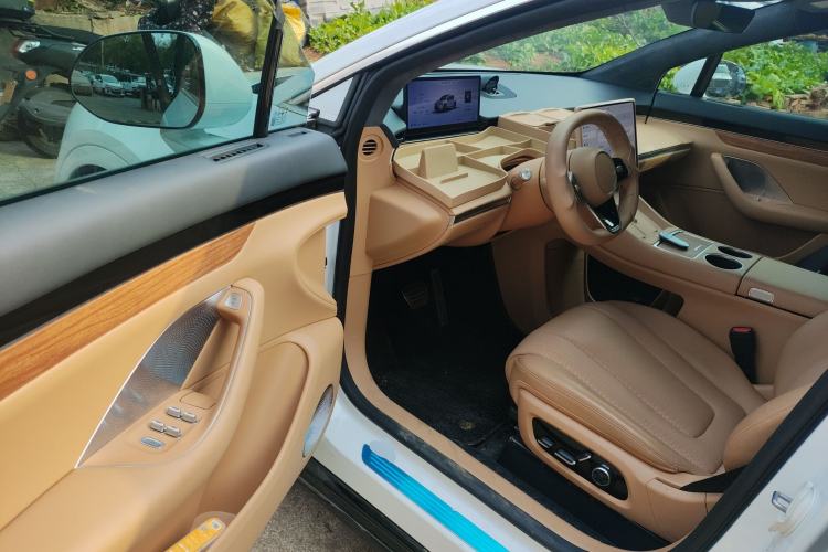 Used Hima Luxeed R7 2024 All-Electric 802 km Max Driver Seat