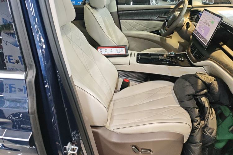 Used Denza D9 2022 DM-i 1040 Prestige Model