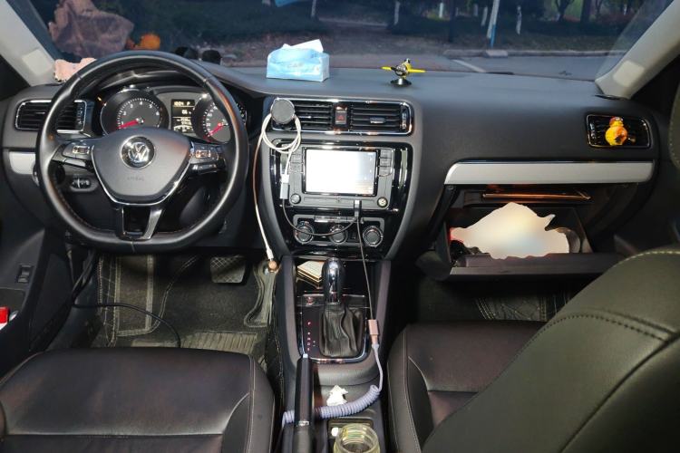 Used Volkswagen Sagitar 2017 1.6L Automatic Comfort Model Center Console