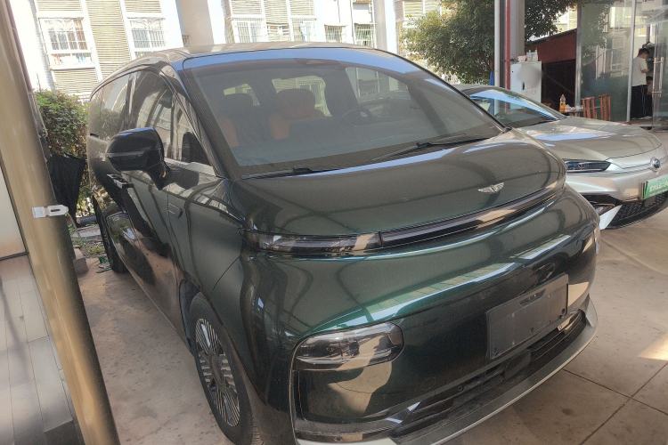 Used Geely Galaxy LEVC L380 2024 140-Degree 6-Seater All-Wheel-Drive Ultra Front Right 45 Deg