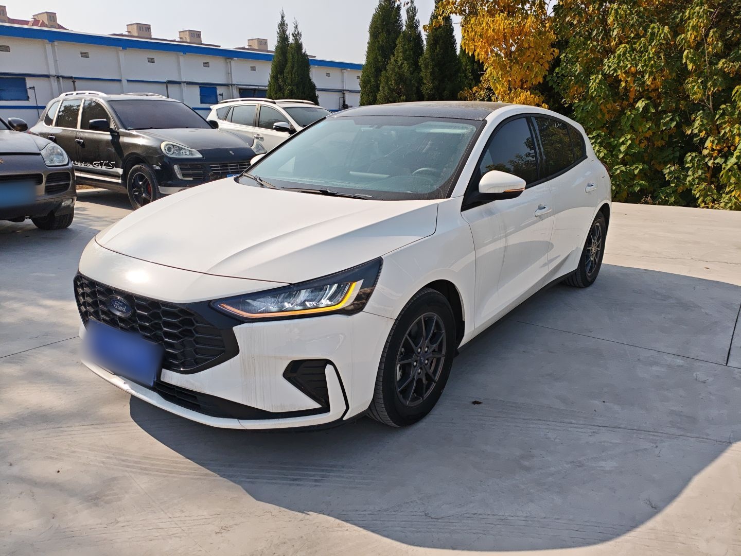 تحت مقدمة السيارة