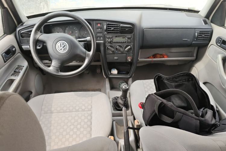 Used Volkswagen Jetta 2005 CIF Comfort Model Center Console